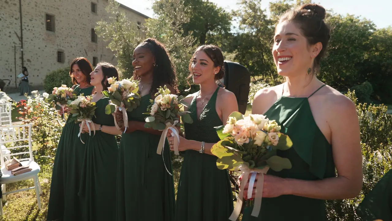 Damigelle con i bouquet durante la cerimonia