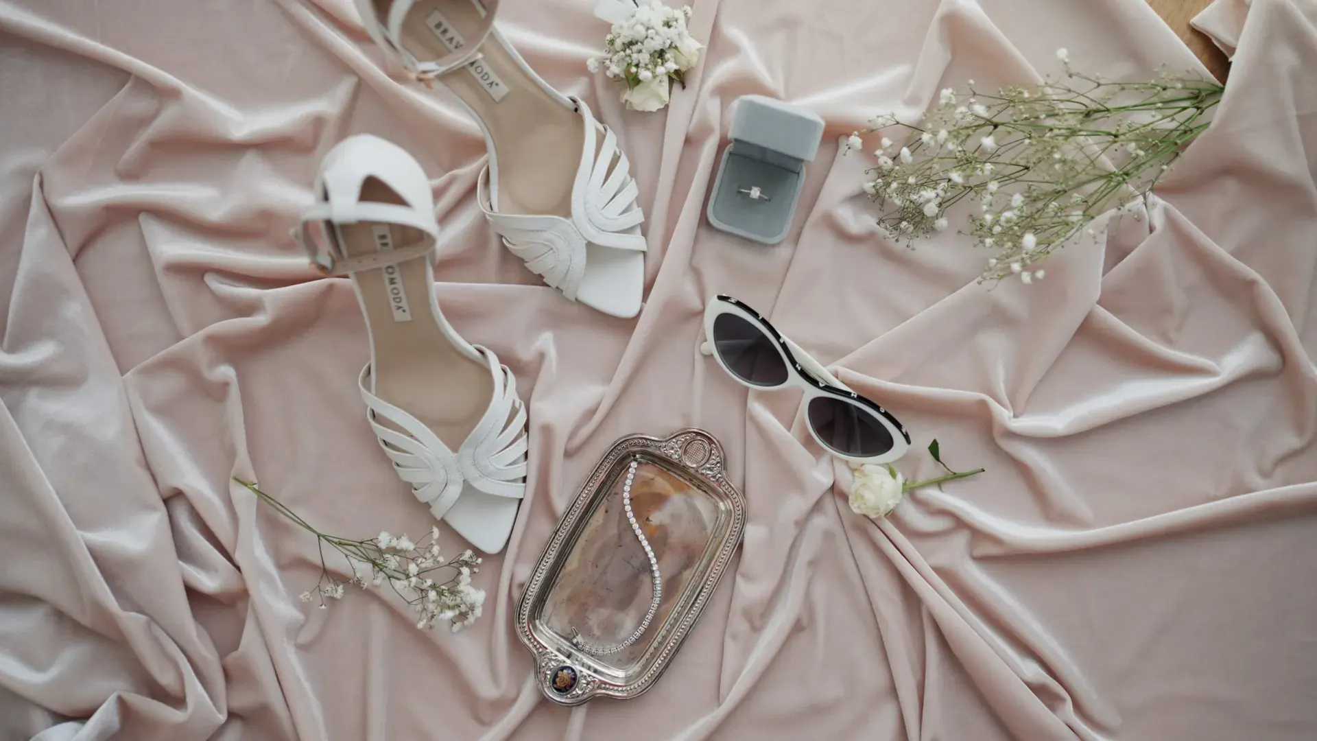 Scarpe, anello e occhiali da sole della sposa, dettagli del matrimonio a Collemancio