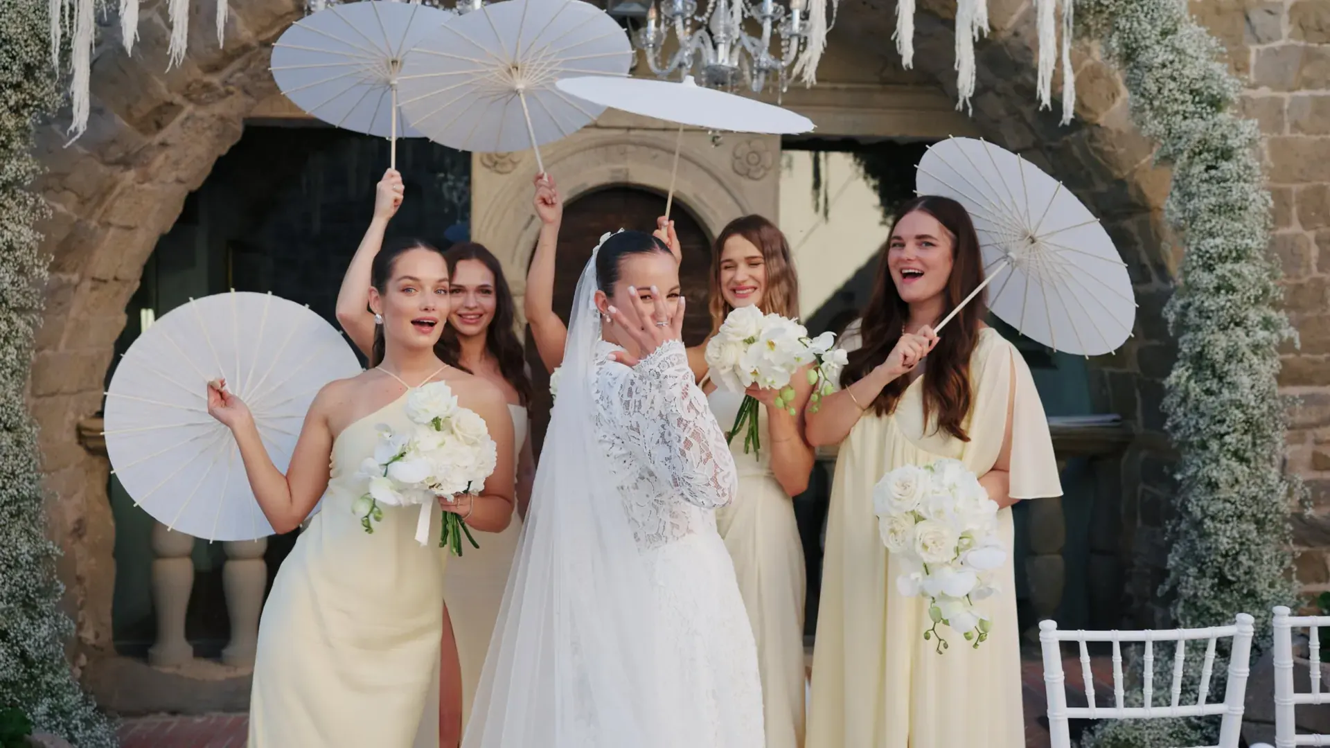 Sposa e damigelle con gli ombrellini bianchi, destination wedding di Andrea & Ola a Collemancio, Umbria