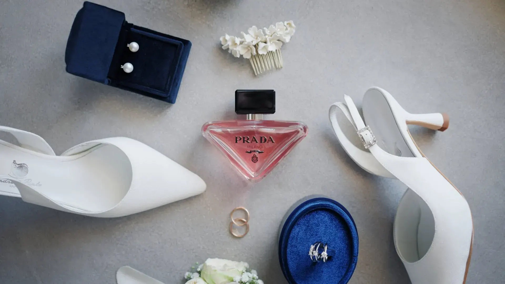 Scarpe, profumi e anelli della sposa